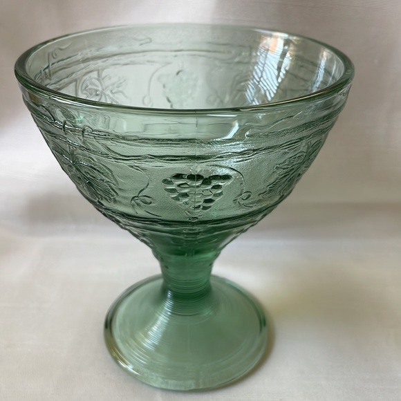 Arcoroc France in Minos Jade grape pattern compote or dessert footed glass bowl - Picture 8 of 8